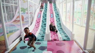 Girangnya Anak-anak Habiskan Libur di Playground