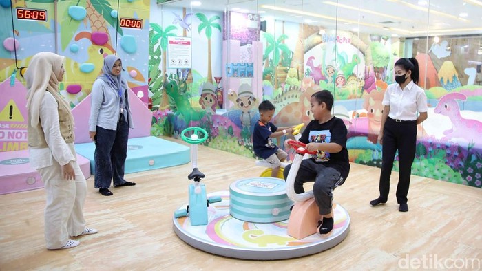 Anak anak bermain di playground Play Topia kawasan Mal Artha Gading, Jakarta Utara, Kamis (26/12/2024).