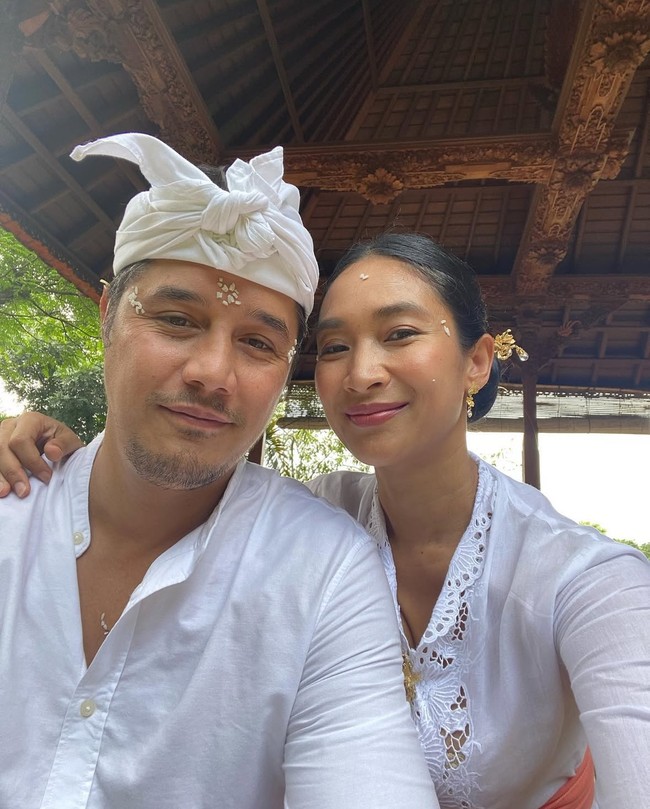 Siapa sangka jika ternyata Tjok Gus ialah bangsawan keturunan raja Bali. Happy Salma sendiri sempat mengaku baru mengetahui hal tersebut saat keduanya menikah. Foto: Instagram/@happysalma