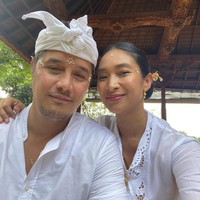 Siapa sangka jika ternyata Tjok Gus ialah bangsawan keturunan raja Bali. Happy Salma sendiri sempat mengaku baru mengetahui hal tersebut saat keduanya menikah. Foto: Instagram/@happysalma