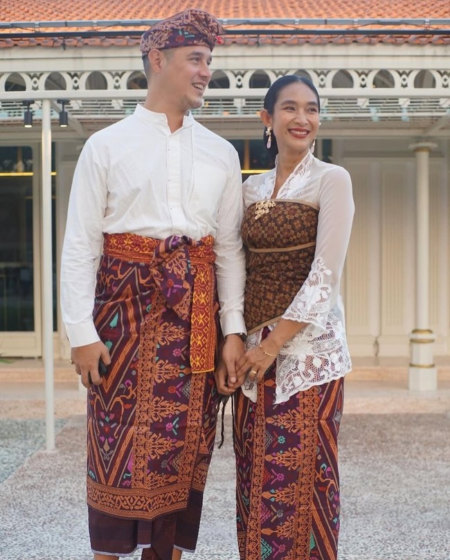 Meski saat ini wanita 44 tahun itu sudah tak tinggal di Jakarta namun dirinya masih kerap terlihat di layar kaca. Hal itu dikarenakan Tjok Gus tak pernah melarang Happy Salma untuk terus melanjutkan kariernya di dunia entertain. Foto: Instagram/@happysalma