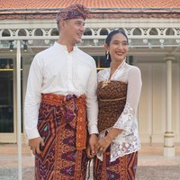 Meski saat ini wanita 44 tahun itu sudah tak tinggal di Jakarta namun dirinya masih kerap terlihat di layar kaca. Hal itu dikarenakan Tjok Gus tak pernah melarang Happy Salma untuk terus melanjutkan kariernya di dunia entertain. Foto: Instagram/@happysalma