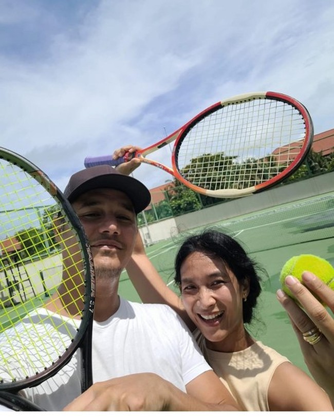 Di tengah-tengah kesibukan, Happy Salma dan suaminya juga selalu menyempatkan waktu berdua. Salah satunya olahraga bareng. Foto: Instagram/@happysalma