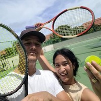 Di tengah-tengah kesibukan, Happy Salma dan suaminya juga selalu menyempatkan waktu berdua. Salah satunya olahraga bareng. Foto: Instagram/@happysalma