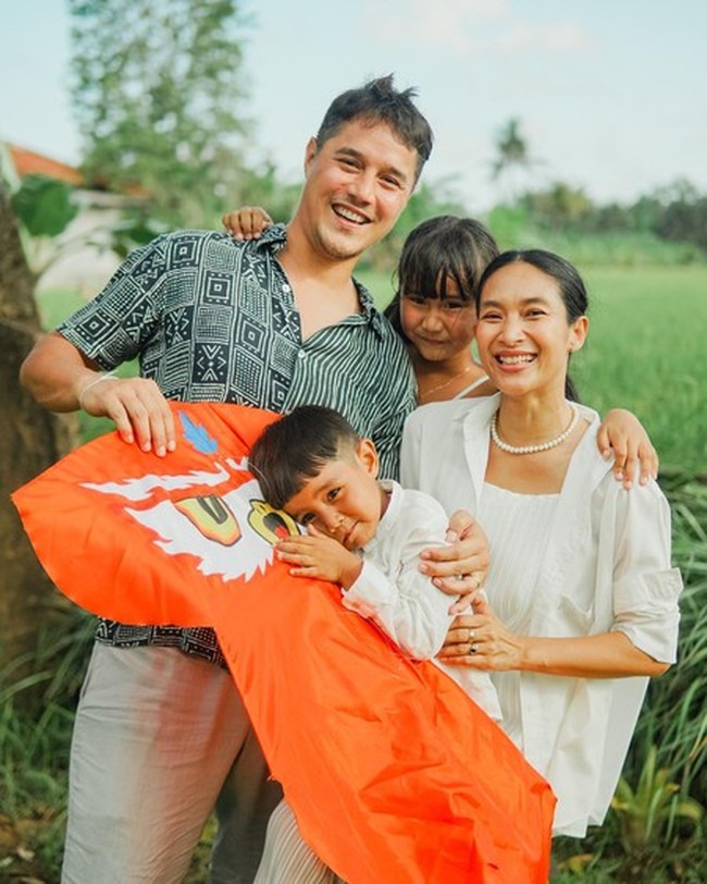Dari pernikahannya, Happy Salma dan Tjok Gus diketahui telah dikaruniai dua orang anak, satu perempuan dan satu laki-laki. Anak pertamanya, Kinan, lahir pada tahun 2015. Sementara putranya, Rayi, lahir pada 2018. Foto: Instagram/@happysalma