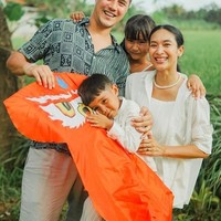 Dari pernikahannya, Happy Salma dan Tjok Gus diketahui telah dikaruniai dua orang anak, satu perempuan dan satu laki-laki. Anak pertamanya, Kinan, lahir pada tahun 2015. Sementara putranya, Rayi, lahir pada 2018. Foto: Instagram/@happysalma