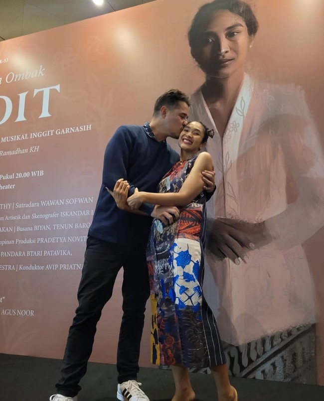 Happy Salma menikah dengan pria bernama Tjokorda Bagus Dwi Santana Kertayasa atau yang lebih dikenal dengan nama Tjok Gus pada 2010. Memasuki 14 tahun pernikahan keduanya kini makin terlihat kompak dan mesra. Foto: Instagram/@happysalma