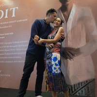 Happy Salma menikah dengan pria bernama Tjokorda Bagus Dwi Santana Kertayasa atau yang lebih dikenal dengan nama Tjok Gus pada 2010. Memasuki 14 tahun pernikahan keduanya kini makin terlihat kompak dan mesra. Foto: Instagram/@happysalma