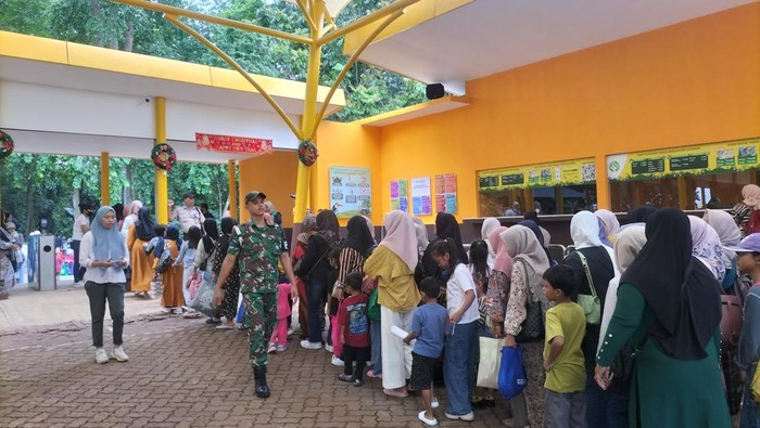 Humas Ragunan, Bambang Wahyudi, menjelaskan soal kenaikan pengunjung di H+1 Ntaal 2024 dan persiapan hadapi puncak pengujung pada 1 Februari 2025.