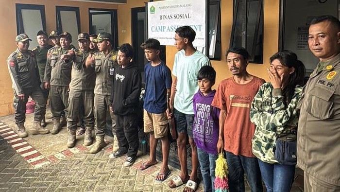 Ilustrasi. Tim Urai Trantibum Satpol PP Kota Malang saat mengamankan 16 pengemis di Kota Malang.