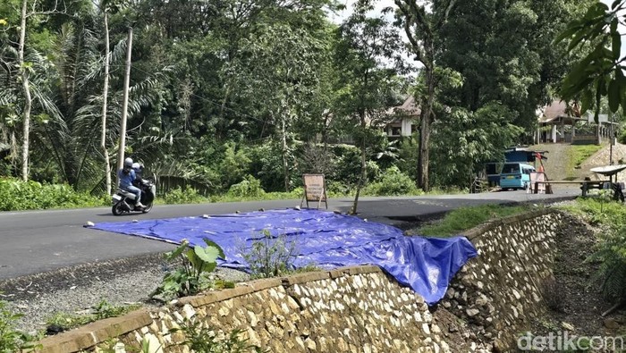 Jalan amblas di Jalur Kappang Poros Maros-Bone.
