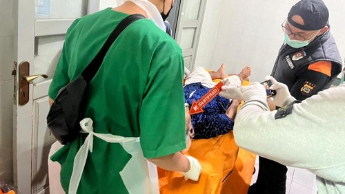 Jasad Ketut D saat diperiksa di ruang jenazah RS Bangli, Rabu (25/12/2024). (Istimewa)