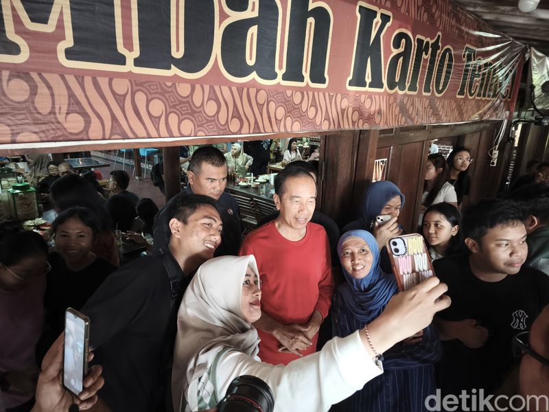 Presiden ke-7 Republik Indonesia (RI) Joko Widodo, saat mengunjungi Rumah Makan Mbah Karto Tembel, di Kecamatan Bendosari, Kabupaten Sukoharjo, Kamis (26/12/2024).