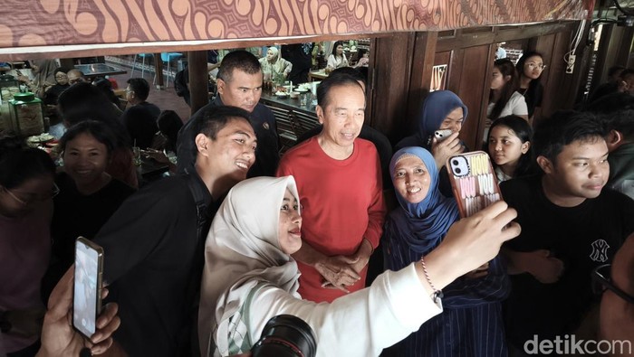 Presiden ke-7 Republik Indonesia (RI) Joko Widodo, saat mengunjungi Rumah Makan Mbah Karto Tembel, di Kecamatan Bendosari, Kabupaten Sukoharjo, Kamis (26/12/2024).
