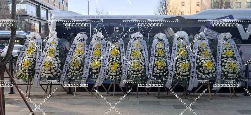 Jungwon ENHYPEN mendapat karangan bunga pemakaman dari penggemar usai digosipkan berpacaran dengan Winter aespa.