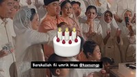 Pesta ulang tahun ini digelar di Solo, Kaesang mendapatkan kejutan cake besar berwarna putih. Lengkap dengan keluarganya. Foto: Instagram Kaesang/Erina