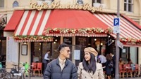 Pria kelahiran tahun 1994 ini terkenal sering membagikan momen romantis dengan sang istri. Ini potret mereka di depan Cafe Palais Royal. Foto: Instagram Kaesang/Erina