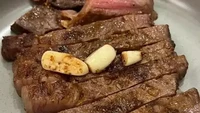 Untuk merayakan hari jadi mereka, Kaesang masak steak dry aged dengan tambahan hashbrown sampai dimsum. Erina mengakui suaminya memang jago masak.  Foto: Instagram Kaesang/Erina