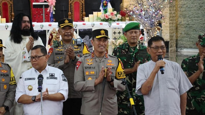 Kapolda Banten Irjen Suyudi Ario Seto bersama Pj Gubernur Banten Ucok Abdulrauf Damenta, mengunjungi Gereja St Odelia, Kabupaten Tangerang saat Natal. (dok istimewa).