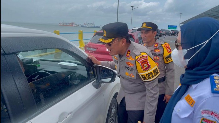 Kapolres Banyuasin AKBP Ruri Prastowo, melakukan inspeksi di Pelabuhan Tanjung Api-api