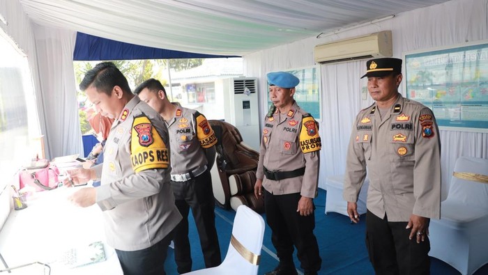 Kapolres Kediri AKBP Bimo Ariyanto di pos pelayanan Mengkreng