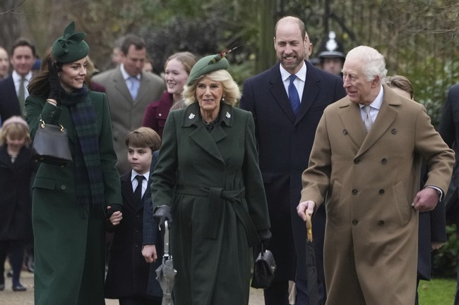 Momen kebersamaan tersebut kian lengkap dengan gaya mereka yang kompak. Terutama Putri Wales Kate Middleton dan Ratu Camilla yang sama memakai coat berwarna hijau serupa. (Foto: AP Photo/Jon Super)