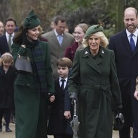Momen kebersamaan tersebut kian lengkap dengan gaya mereka yang kompak. Terutama Putri Wales Kate Middleton dan Ratu Camilla yang sama memakai coat berwarna hijau serupa. (Foto: AP Photo/Jon Super)