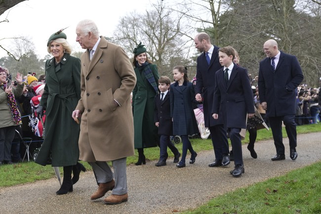 Putri Kate memilih mantel hijau hutan rancangan Sarah Burton untuk Alexander McQueen, sementara Ratu Camilla tampil elegan dengan mantel hijau lumut berpotongan wrap. Kekompakan itu kian lengkap dengan dengan topi senada, sarung tangan hitam, sepatu bot, dan tas tangan. (Foto: AP Photo/Jon Super)
