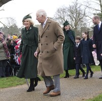 Putri Kate memilih mantel hijau hutan rancangan Sarah Burton untuk Alexander McQueen, sementara Ratu Camilla tampil elegan dengan mantel hijau lumut berpotongan wrap. Kekompakan itu kian lengkap dengan dengan topi senada, sarung tangan hitam, sepatu bot, dan tas tangan. (Foto: AP Photo/Jon Super)