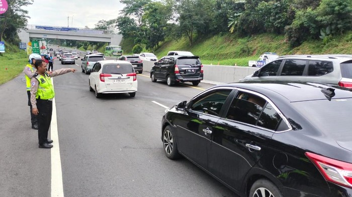 Kepolisian melakukan evakuasi di tempat kejadian kecelakaan beruntun di Tol Bawen-Semarang, Kabupaten Semarang, Kamis (26/12/2024).