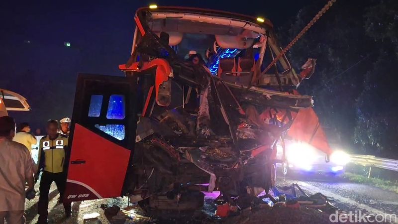 Kecelakaan bus peziarah Tangerang di Tol Cipularang