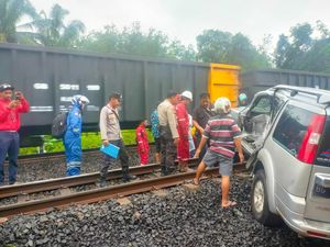 Mobil Calya Tertemper Kereta Api di OKU, Ibu dan 3 Anaknya Nyaris Tewas