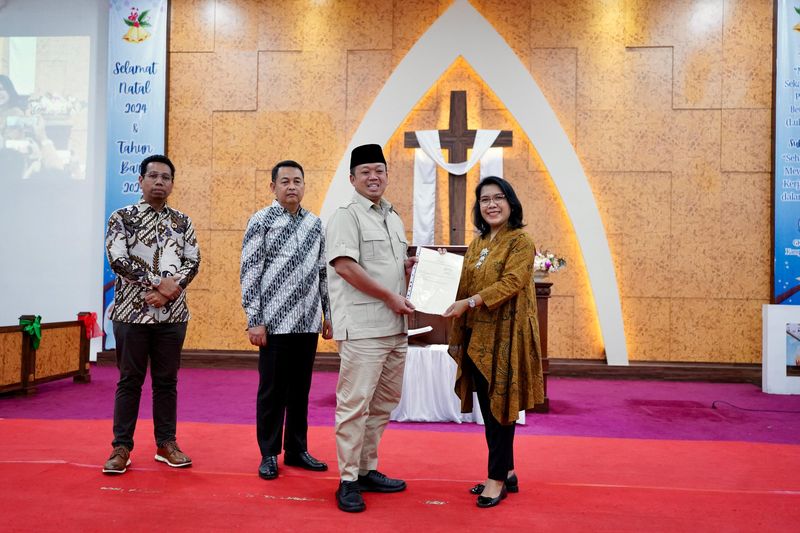 Kementerian ATR/BPN menyerahkan SHM ke GKP Jemaat Kampung Tengah, Jakarta Timur.