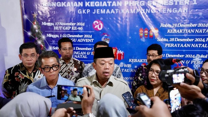 Kementerian ATR/BPN menyerahkan SHM ke GKP Jemaat Kampung Tengah, Jakarta Timur.