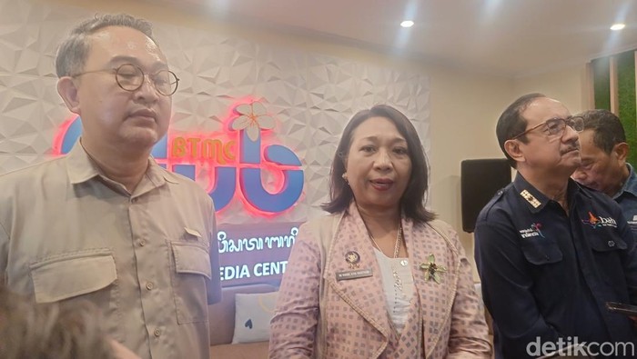 Ketua GIPI Bali Ida Bagus Agung Partha Adnyana dan Plt. Deputi Bidang Pemasaran Kemenpar Made Ayu Marthini saat dijumpai di kantor Dinas Pariwisata Provinsi Bali, Kamis (26/12/2024). (Ni Made Lastri Karsiani Putri-detikBali)
