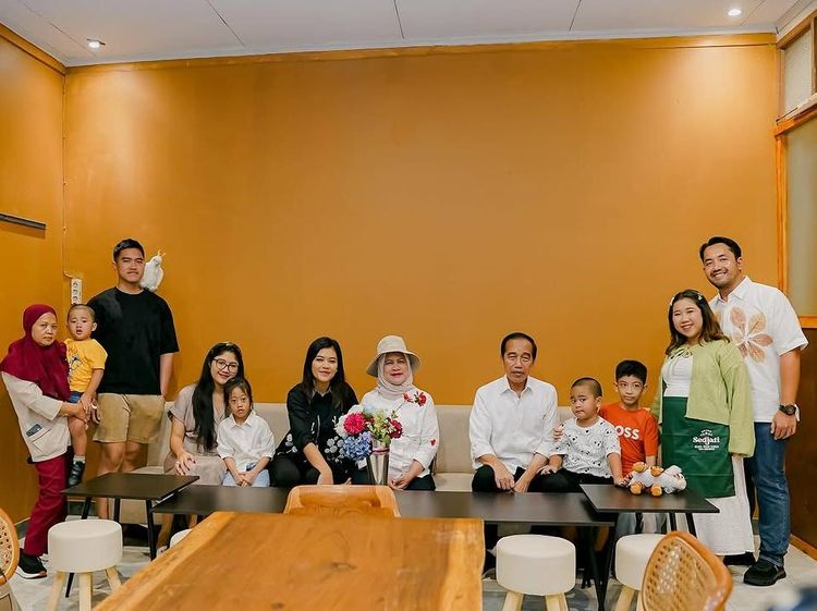 Momen Jokowi Sekeluarga Datang di Pembukaan Toko Kopi Milik Kiky Saputri