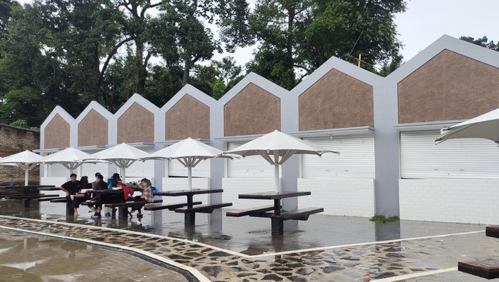Kios dan taman di Terminal Ciboleger, Leuwidamar, Lebak, Banten (Fathul Rizkoh/detikcom)