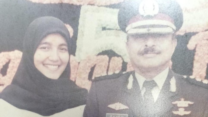 Kompol Syarifah bersama almarhum Brigjen Pol (Anumerta) Sayed Hoesainy. Foto: Dok. Istimewa