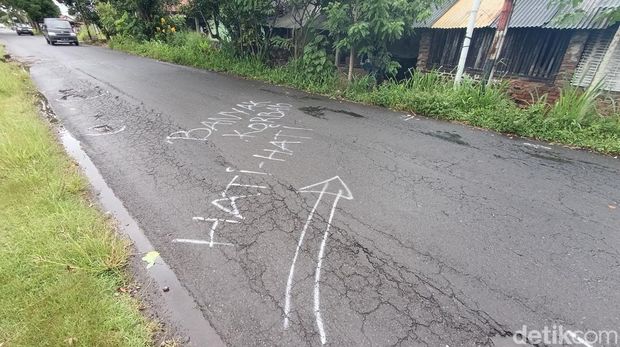Kondisi Jalan Gedongan-Tempel Minggir Sleman banyak jalan berlubang. Foto diambil Kamis (26/12/2024).