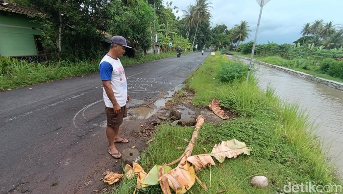 Kondisi Jalan Gedongan-Tempel Minggir Sleman banyak jalan berlubang. Foto diambil Kamis (26/12/2024).