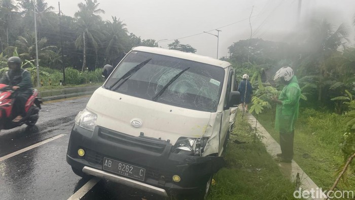 Kondisi kendaraan yang terlibat laka beruntun di Jalan Nasional Jogja-Wates, Pengasih, Kulon Progo, Kamis (26/12/2024).