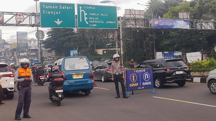 Kondisi lalu lintas di kawasan Puncak, Bogor, Kamis (26/12) pagi.
