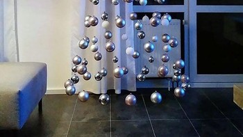 Pohon Natalnya tampak melayang. (Foto: Boredpanda)