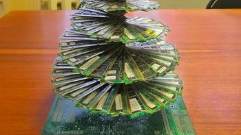 Ini cocok sepertinya buat pohon natal anak IT. Foto: via 9Gag