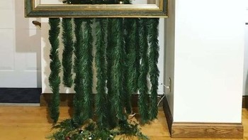 Menyatu dengan sebuah bingkai foto pohon Natal. (Foto: boredpanda)