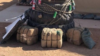 Di mana pun tempatnya, tetap bisa merasakan suasana Natal meskipun pohonnya terbuat dari ban bekas dan kaleng minuman. (Foto: boredpanda)