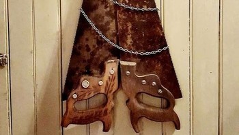 Pernah terbayang menggunakan gergaji sebagai pohon Natal? Inilah hasilnya. (Foto: boredpanda)