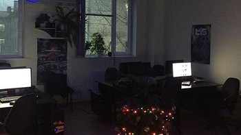 Keren nih, pohon Natal yang menembus atap dan lantai. (Foto: boredpanda)