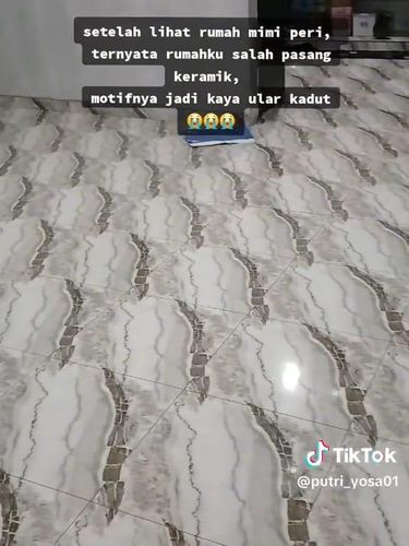 Lantai Keramik Motif Seperti Ular Kadut