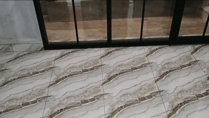 Lantai Keramik Motif Seperti Ular Kadut